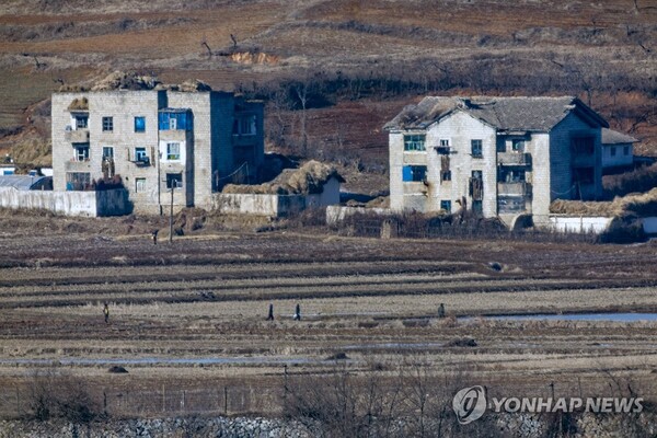 북한 개풍군 일대서 오가는 주민들. 사진=연합뉴스