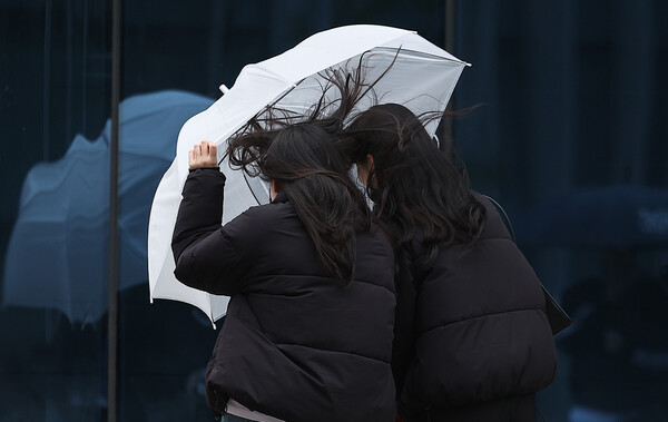 5일 대구 한 대학 캠퍼스에서 학생들이 우산을 쓰고 이동하고 있다. 사진=연합뉴스