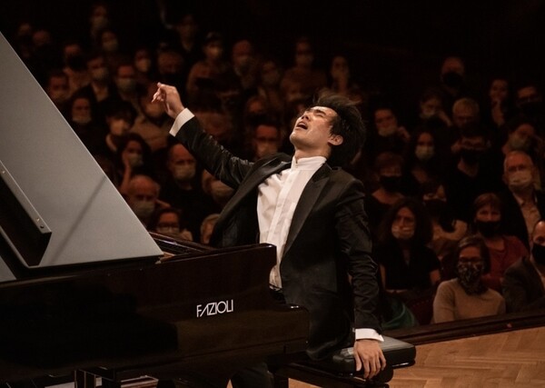 마스트미디어가 이탈리아 피아노 브랜드 ‘파지올리(Fazioli)’를 국내 공식 론칭한다. 브루스 리우는 2021년 쇼팽 콩쿠르에서 파지올리 피아노로 연주해 우승을 차지했다. ⓒ마스트미디어 제공
