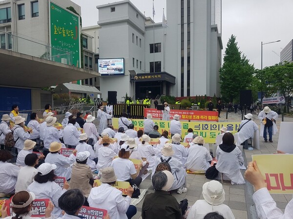 장애인 탈시설 조례 폐지를 요구하며 서울시의회 앞에서 시위에 나선 
