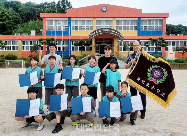 과학전람회에서 수상한 금반초 학생과 교사들이 기념촬영하고 있다. 사진=국립부경대 제공