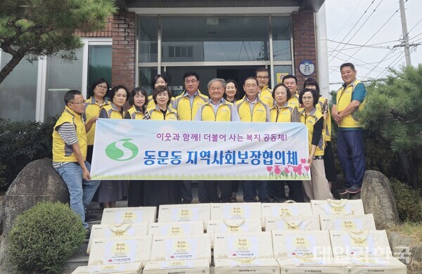 동문동 지역사회보장협의체 선물 나눔 행사 모습. 사진=상주시 제공