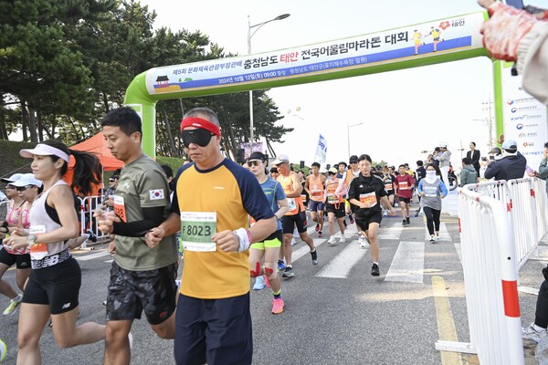 12일 충남 태안군 안면읍 꽃지해수욕장에서 열린 ‘제5회 문화체육관광부장관배 충청남도 태안 전국어울림마라톤대회가’서 장애·비장애인 4500여 명이 함께 달리고 있다. 사진=충남도 제공