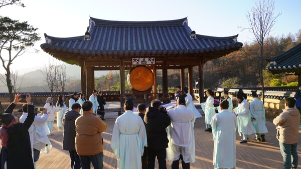 영주선비세상 정음정에 설치된 ‘자하고(紫霞鼓)’. 사진=영주시 제공