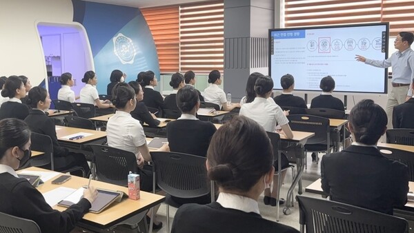 광주여자대학교 항공서비스학과는 최근 본교 어등관에서 1학년 재학생을 대상으로 ‘2025-1학기 현장중심형 전공진로 강화 프로그램’을 진행했다. 사진=광주여대 제공