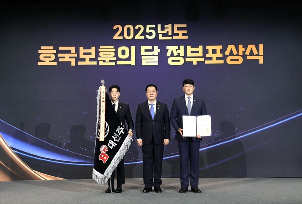 대선주조 최홍성 대표(오른쪽)가 26일 앰배서더 서울 풀만 호텔에서 개최된 ‘2025년도 호국보훈의 달 정부포상식’에서 대통령 표창을 받고 이희완 국가보훈부 차관(가운데)과 기념 촬영하고 있다. 사진=대선주조 제공