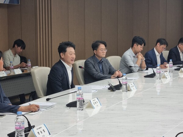 이호현 산업부 2차관은 태양광을 획기적으로 늘릴 것이라며 정부목표 달성에 태양광 제조기업의 협력을 주문했다. (왼쪽부터) 이호현 2차관,심진수 재생에너지정책관실 총괄. 사진=데일리한국 안희민 기자