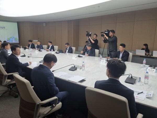 1일 열린 '태양광 제조기업 간담회'에 참석한 (테이블 맞은편 왼쪽부터) 한솔테크닉스 박영진 사업부장, 다쓰테크 정광영 사장, 신성이엔지 이지선 대표, 한화솔루션 유재열 전무, HD현대에너지솔루션 박종환 대표, 에스에너지 홍문교 상무. 사진=데일리한국 안희민 기자