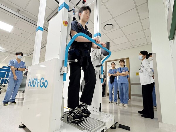 건양대병원이 보행 재활 로봇 장비 ‘휴카-고(HUCA-Go)’를 도입해 환자 맞춤형 재활치료 환경을 강화하고 있다. 사진=건양대병원 제공