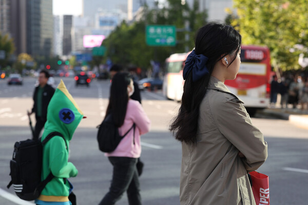 서울 종로구 광화문네거리에서 외투와 긴팔 옷을 입은 시민들이 발걸음을 재촉하는 모습. 사진=연합뉴스