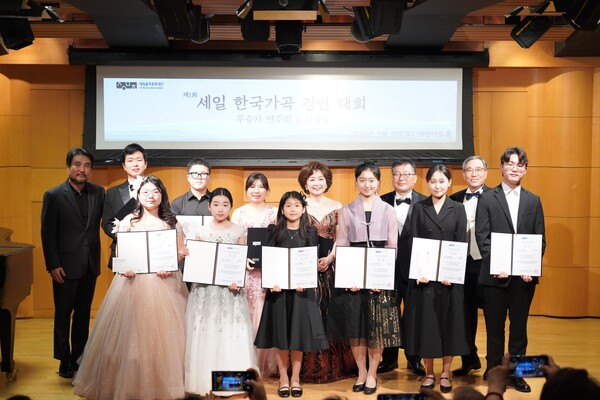 세일음악문화재단은 오는 4월 18일과 19일 세일아트홀에서 ‘제2회 세일 한국가곡 경연대회’를 개최한다. 지난해 수상자들의 단체 사진을 촬영하고 있다. ⓒ세일음악문화재단 제공