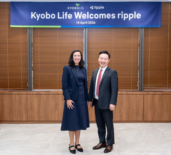 박진호 교보생명 부사장(사진 오른쪽)과 피오나 머레이 리플 아시아태평양(APAC) 지역 총괄(왼쪽)이 14일 서울 광화문 교보생명 본사에서 '리플 블록체인 인프라 활용 국채 거래 기술 검증(PoC) 프로젝트'를 위한 협력 방안을 논의한 뒤 기념촬영을 하고 있다.