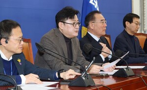尹 '탈원전 시 <b>반도체</b> 산업 포기' <b>발언</b>에…<b>홍익표</b> "국제사회 웃음거리"