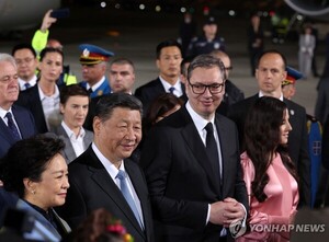 <b>시진핑</b>, 유럽 <b>세르비아</b> 방문…부치치 <b>대통령</b> 직접 공항 영접