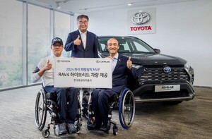 한국토요타, 2024 <b>파리 패럴림픽 박진호</b> 선수에게 차량 전달