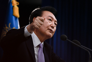 [속보] 尹<b>대통령</b> "<b>비상계엄 선포</b>…종북 반국가세력 척결"