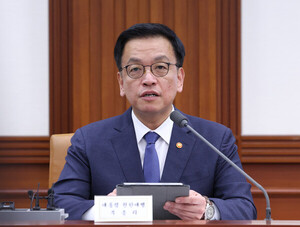 전북 <b>부안</b>서 11명 탑승 <b>어선</b>에 <b>화재</b>…崔대행 "<b>실종</b>자 수색 만전"
