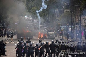아르헨 <b>연금</b>법 개정 반대 <b>시위</b>에 축구팬 가세