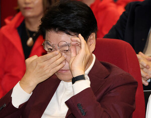 '<b>성폭행 의혹</b>' <b>장제원</b>, <b>경찰</b> 첫 소환<b>조사</b>