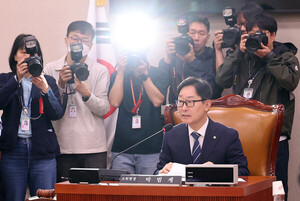 '<b>대통령 당선</b>시 <b>재판 정지법</b>' 법사위 소위 통과…與 반발 속 野 단독 처...