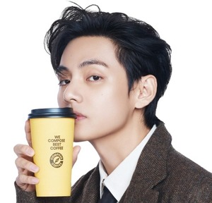 컴포즈커피와 콜라보한 뷔 광고