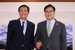 국회 찾은 <b>우상호</b>, '소통' 띄웠지만…야권은 '헌정질서 파괴' 작심비판