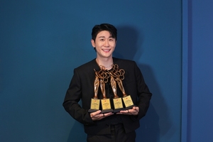 <b>영탁</b>, 대세 입증…'<b>서울가요대상</b>' <b>4관왕</b>