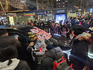 검찰, '<b>서부지법</b> <b>난동</b>' 때 <b>공수처 차량</b> 막은 시위대에 징역형 구형