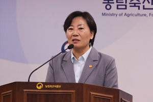 <b>논란</b>의 <b>송미령</b>…李대통령, '<b>유임</b>' 결정에 불만·반발 확산