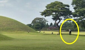 <b>왕릉</b>서 <b>골프</b> 연습?...지켜본 외국인 관광객 '경악'