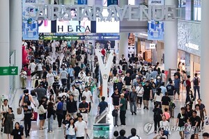 여름휴가 앞두고 트래블카드 전쟁 발발…하나vs신한 각축전