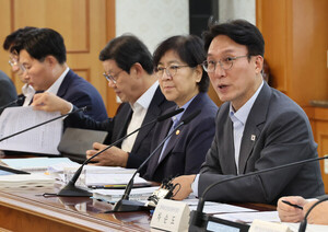 金<b>총리</b> "R&D 투자·<b>규제 개선</b> 노력"…<b>바이오헬스</b> 혁신위 개최