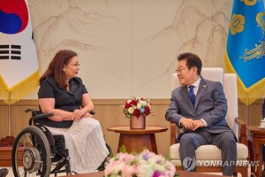 李<b>대통령</b>, 美 <b>상원의원 접견</b>…"조선 협력 성과 기대"