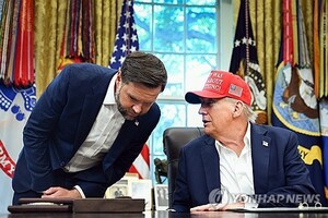 美부통령 "對<b>러시아</b> 제재 아직 가능...<b>협상</b>과 <b>압박</b> 계속할 것"