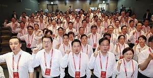 "죽기를 각오한 <b>투쟁</b>"…'<b>대여투쟁 출정식</b>'된 국힘 연찬회