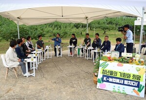 李대통령, <b>청년 농업인</b> 만나 "투자와 지원 아끼지 않겠다"