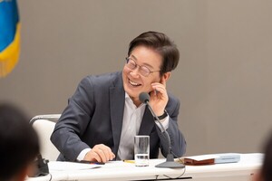 '2030<b>세대</b> 포용' 나선 <b>이재명</b> 대통령 "<b>청년 세대</b> 어려움 <b>해결</b>하겠다"