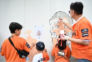 "<b>한화이글스 우승</b> 꿈, 공사장 담장에 담았다"