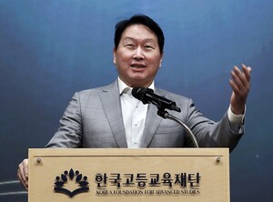 <b>최태원</b> "AI와 협력하는 <b>인재</b> 돼야"…KFAS 장학생 격려