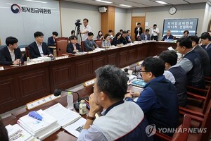최저임금 '690원 격차' 막판 협상…유통·외식업계, AI·로봇으로 버틴다