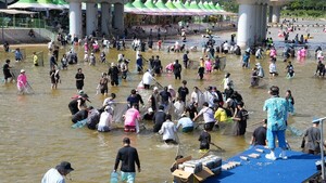 <b>봉화은어축제</b>, 외국인 200명 은어잡이·박서진 공연에 열기 절정