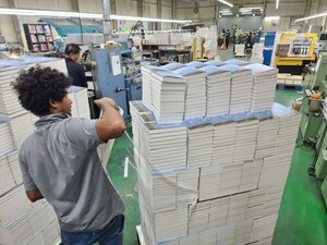 원자재 폭등에 팔수록 손해…제지업계 