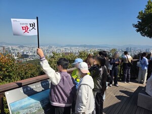 교촌에프앤비, 이주배경 청소년 26명 초청…치킨 조리·한국문화 체험